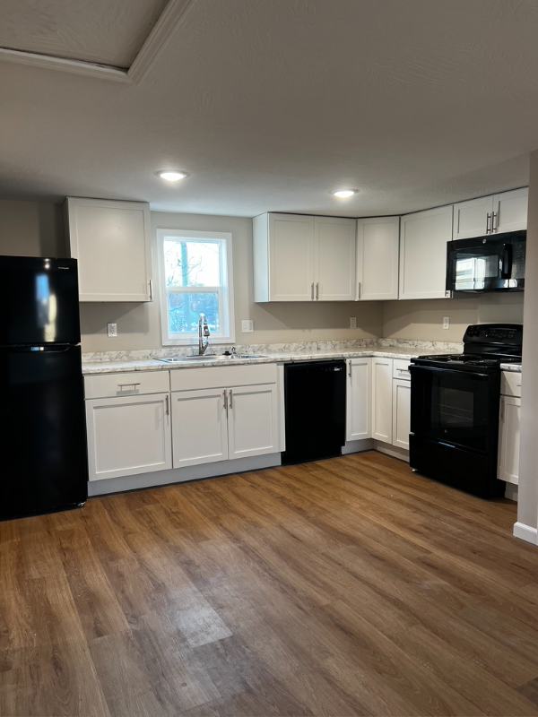 100 W College St #C - Photo 5 of 9