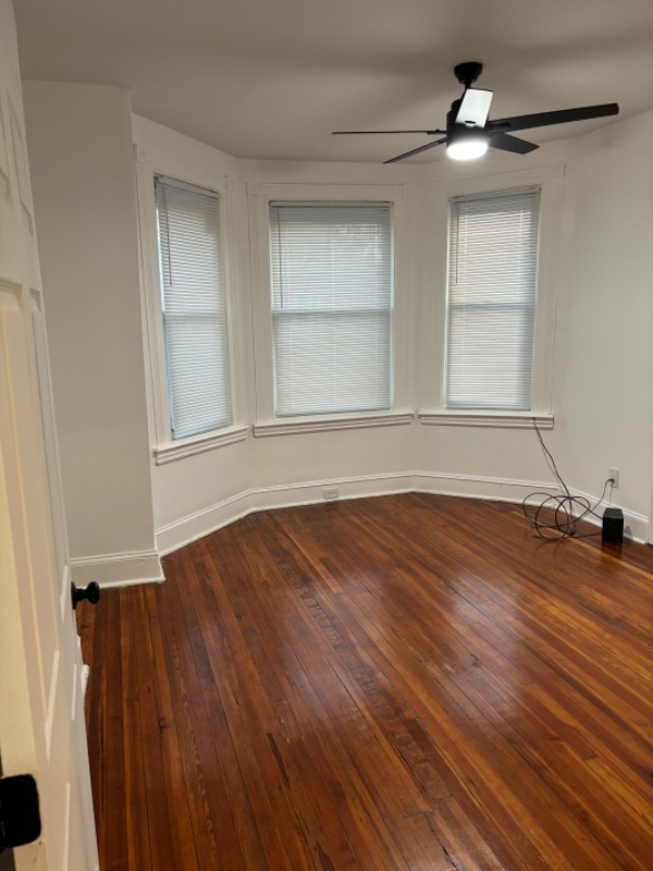 5539 Media St - Photo 3 of 8