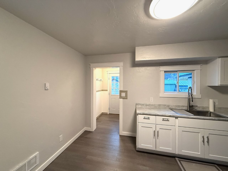 506 1st Ave E #C - Photo 7 of 25