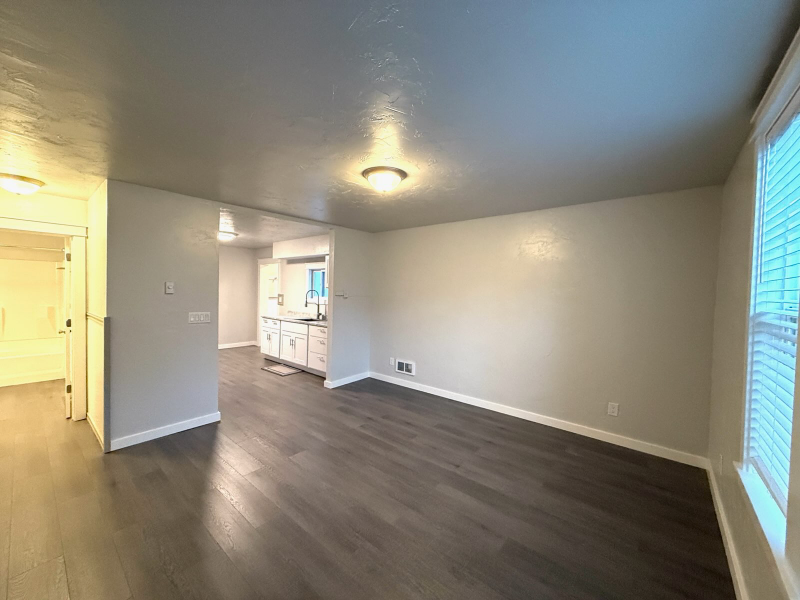 506 1st Ave E #C - Photo 3 of 25