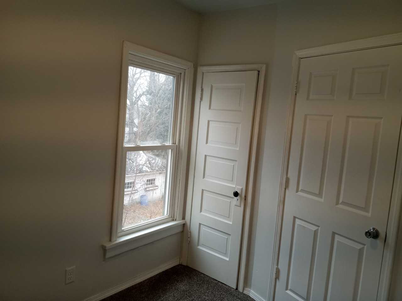 320 S Gardiner Ave #2UPSTAIRS - Photo 3 of 18