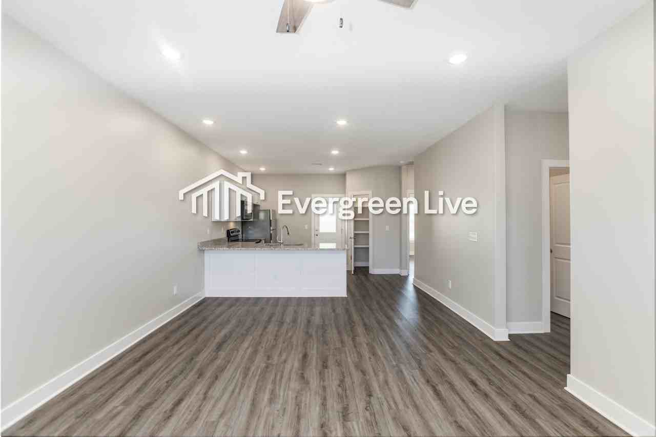 5224 N Honeylocust St - Photo 5 of 22