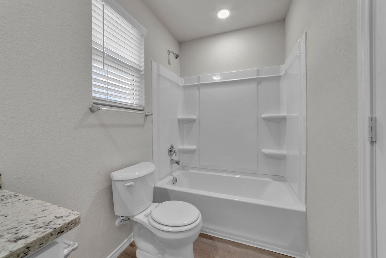 MOVE IN SPECIAL!! CALL FOR MORE DETAILS - Photo 5 of 6