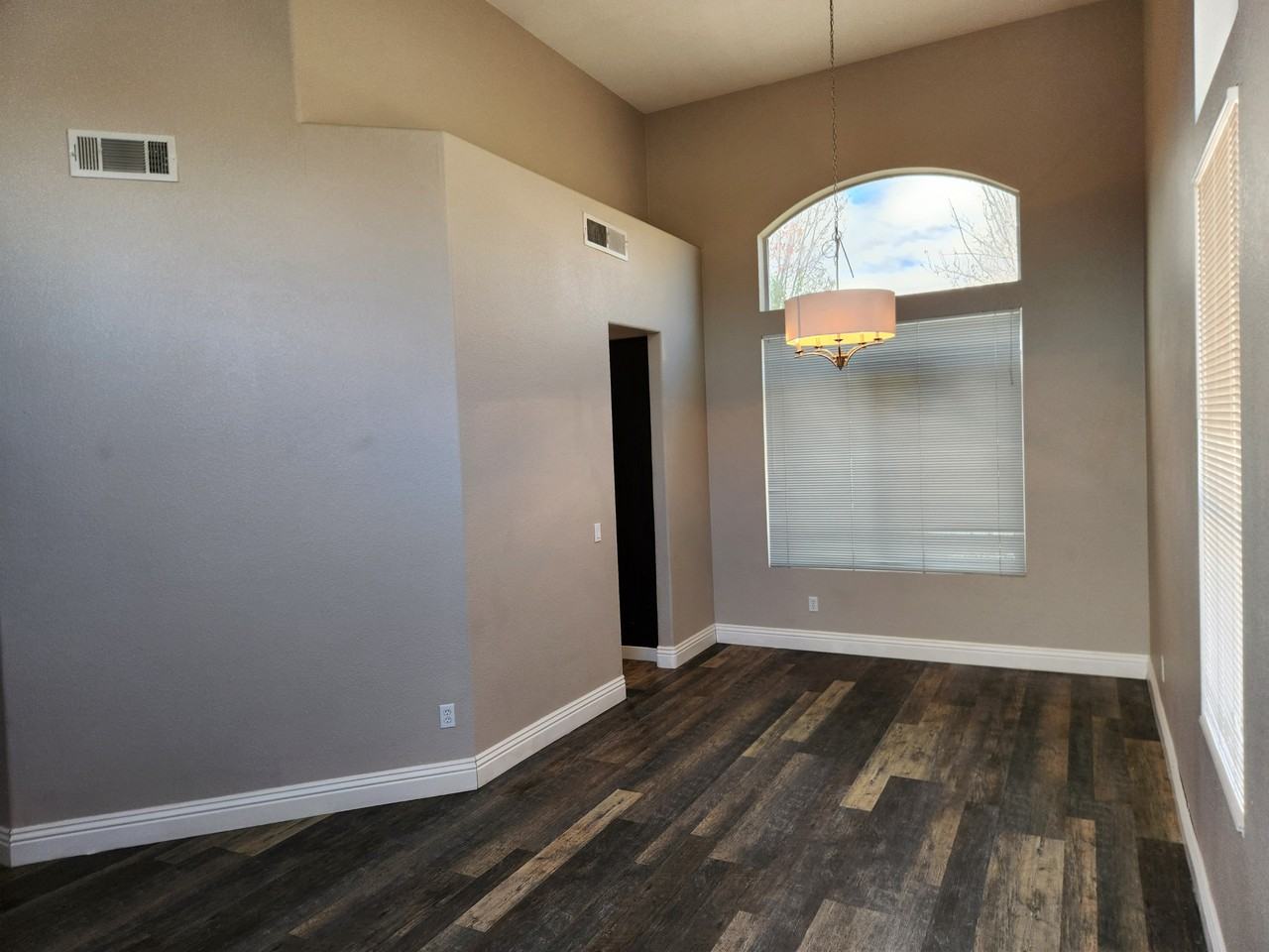 1817 Eagle Bluff Ln - Photo 4 of 23