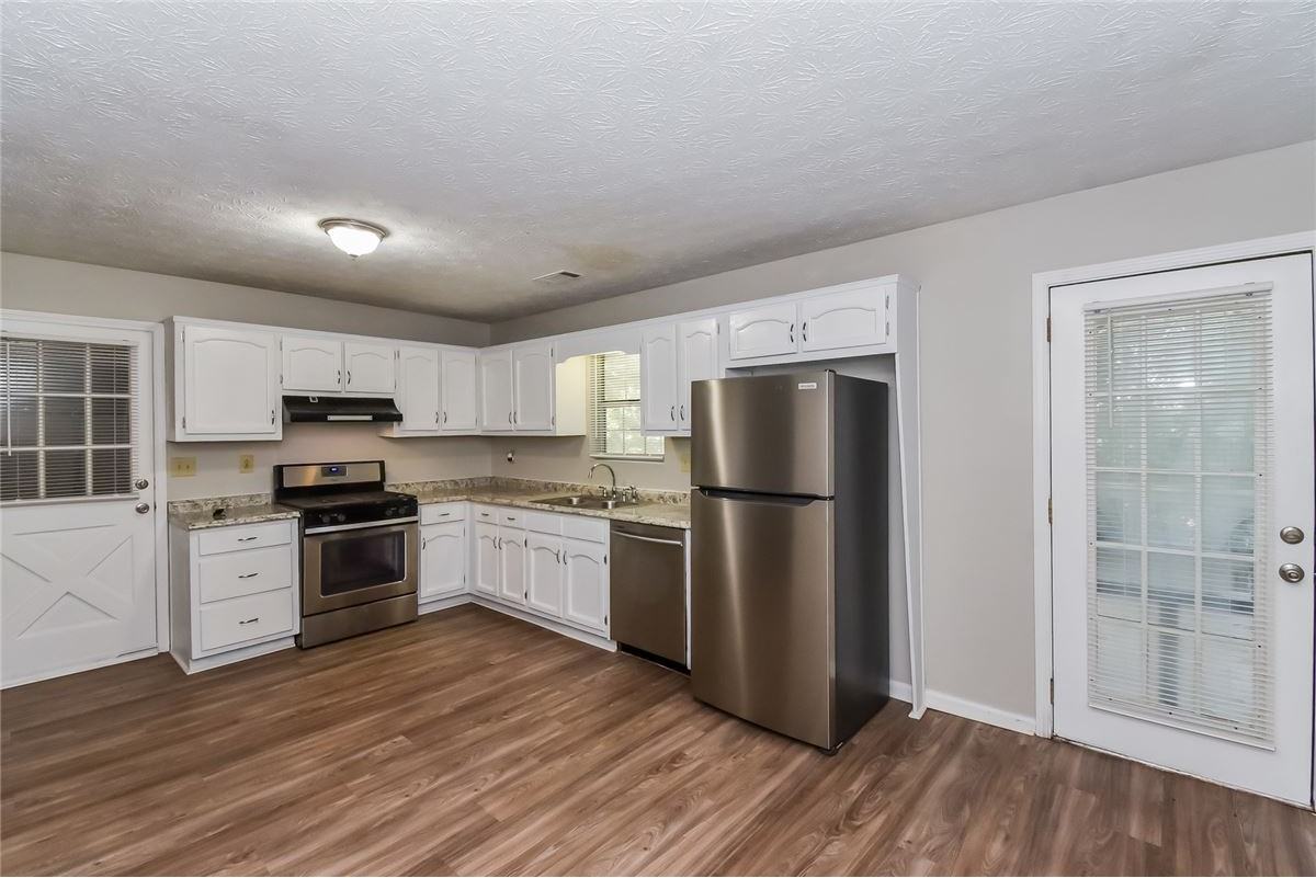 3716 Chapel Hill Rd - Photo 2 of 14