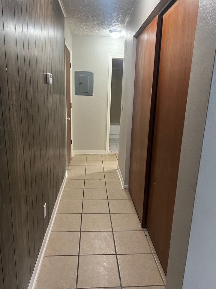 Camelot Apartments ( Camelot Apartment Management Inc.) - Photo 3 of 6