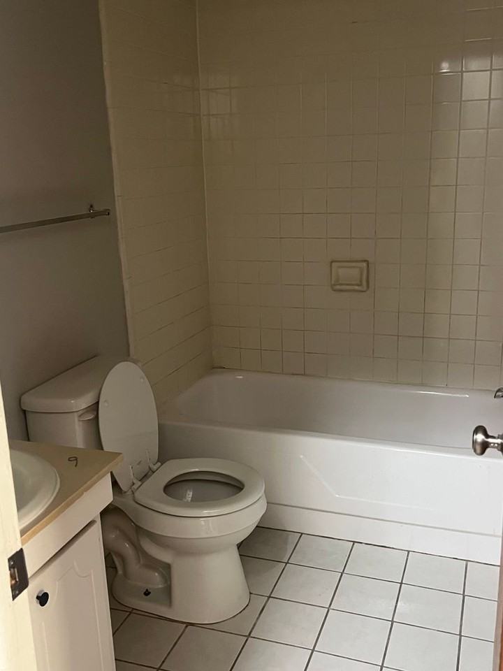 Camelot Apartments ( Camelot Apartment Management Inc.) - Photo 6 of 6