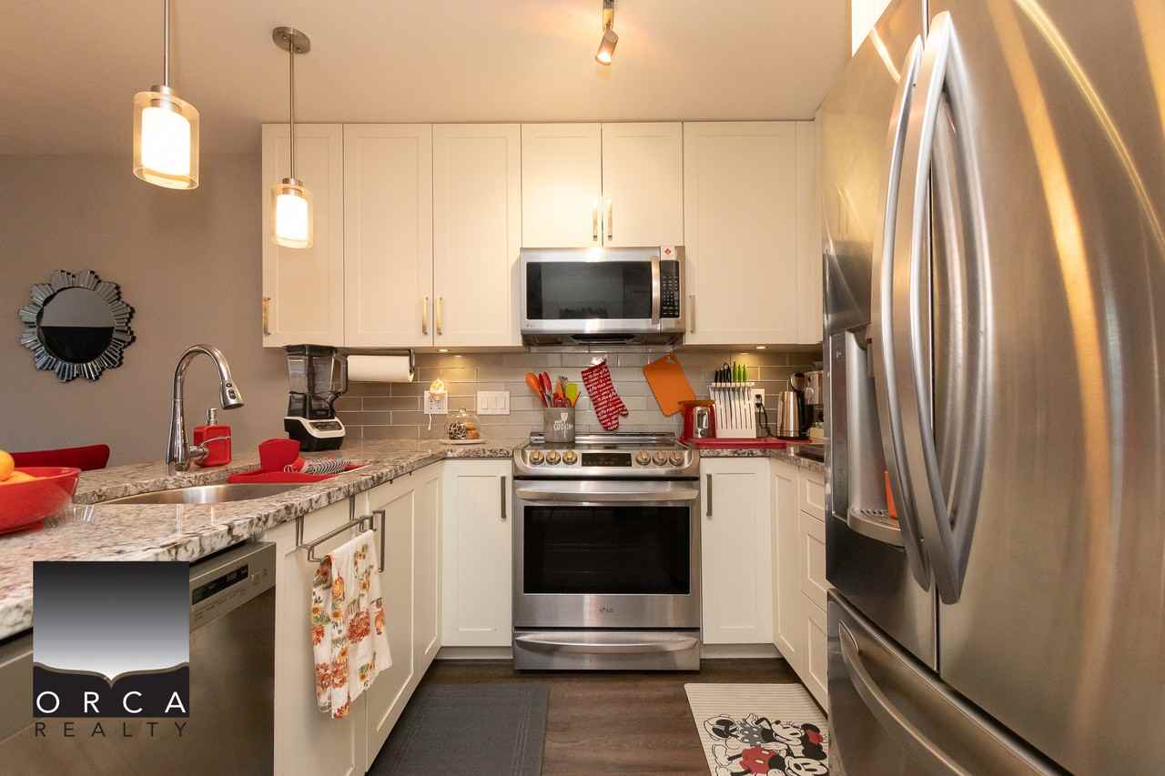 6470 194 St - Photo 3 of 48