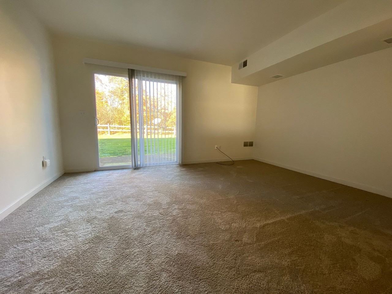 712 Hemlock Sq - Photo 3 of 10