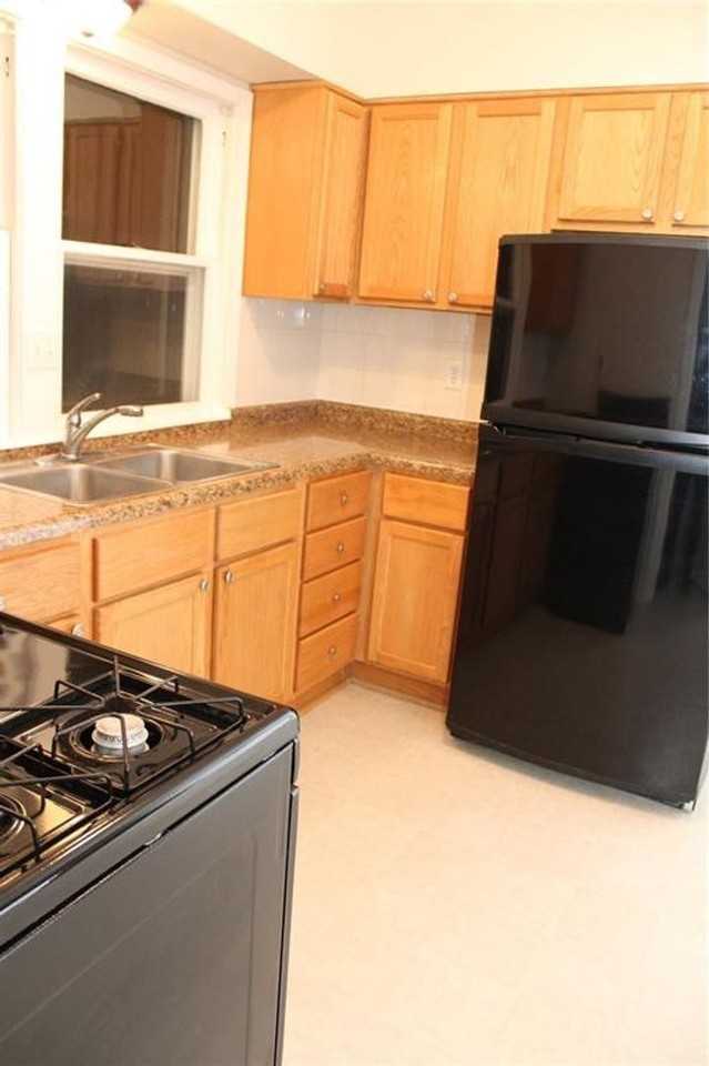 1520 D Ave Ne - Photo 3 of 9