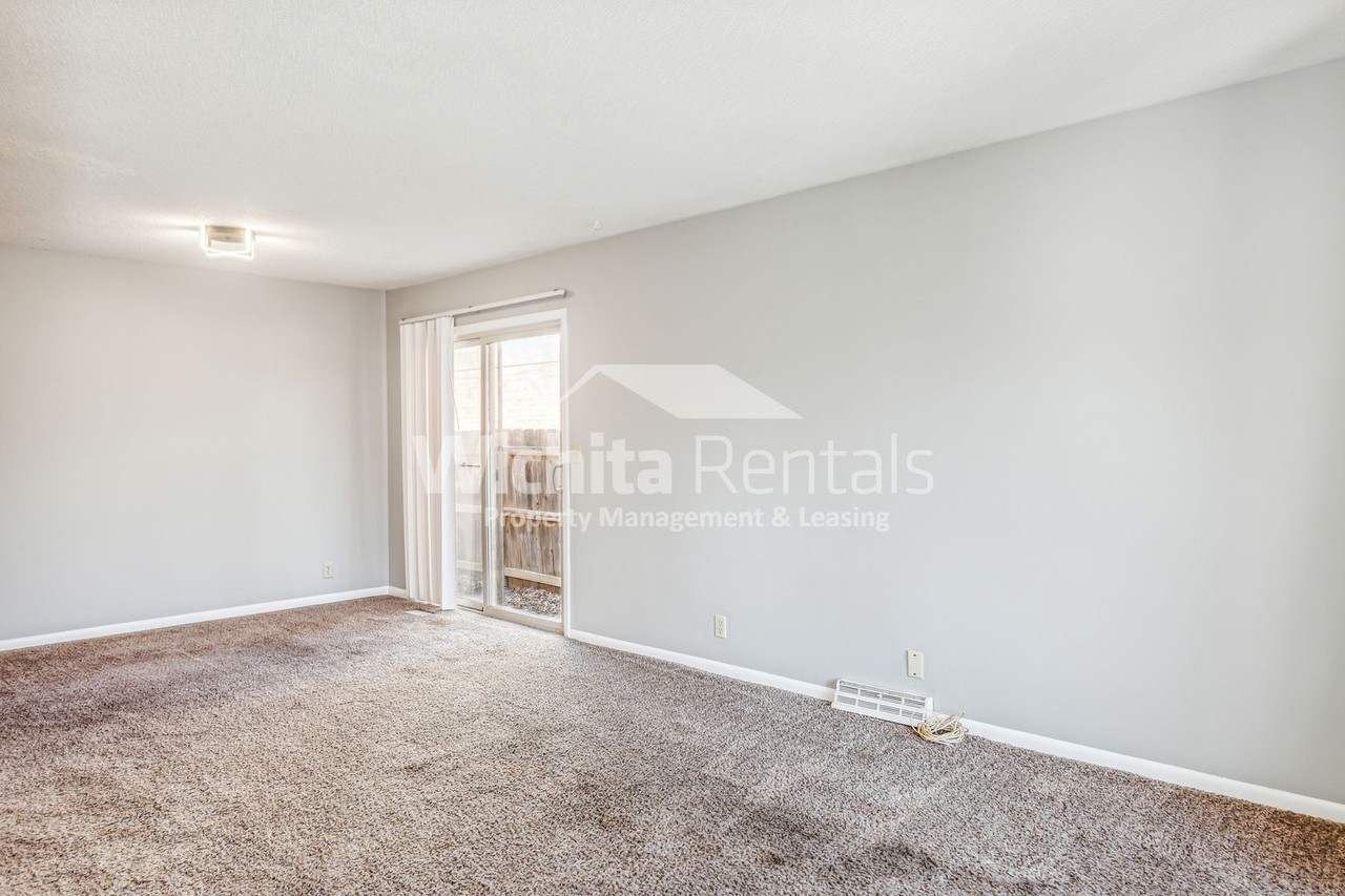 1223 N Richmond Cir - Photo 3 of 15