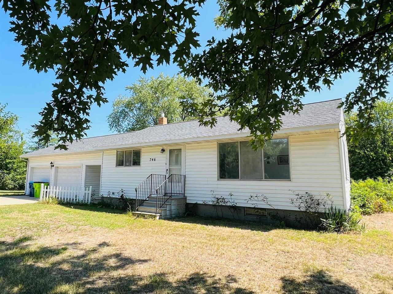 746 N Huron Rd - Photo 3 of 22