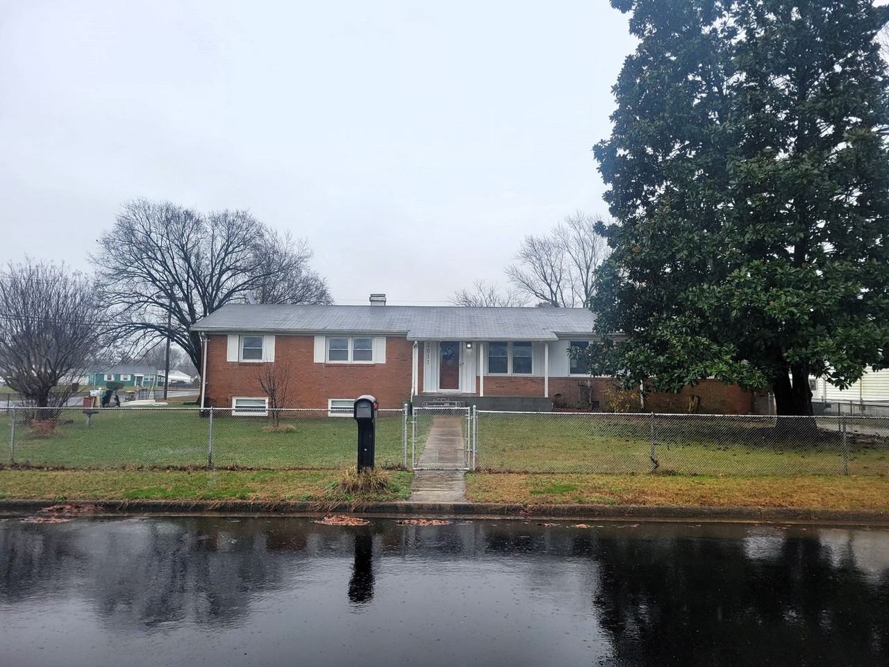 2011 Poplar St - Photo 2 of 23