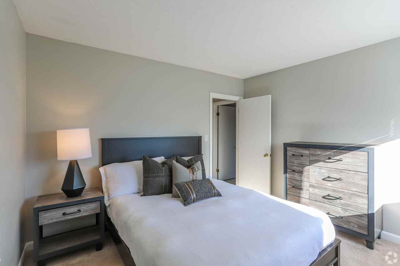 Lakeview Gardens Apartments - Photo 3 of 22