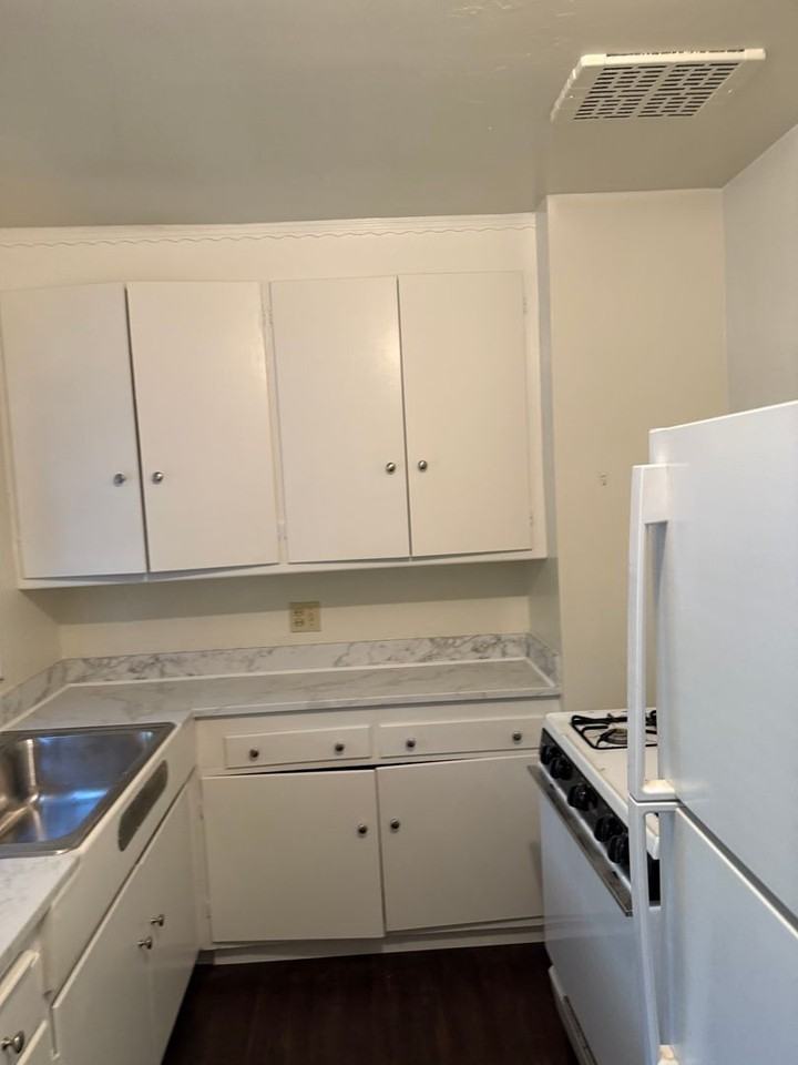 2528 Dana St #1 - Photo 4 of 6