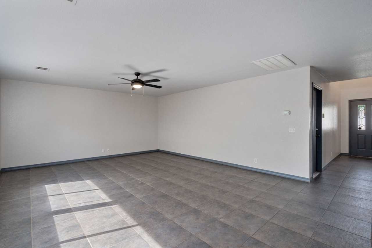8001 Brienne Dr - Photo 7 of 33