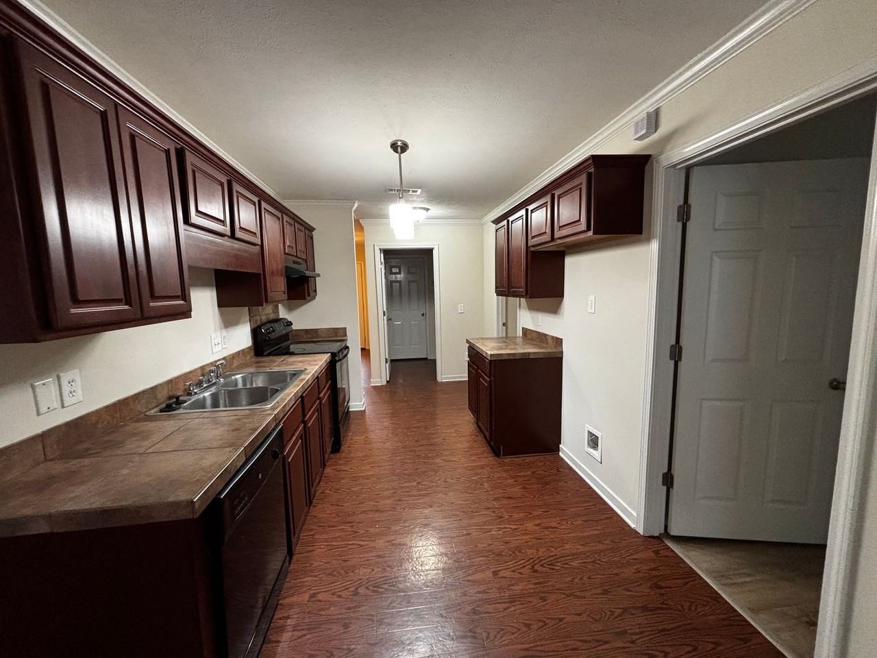 137 Winchester St - Photo 2 of 12