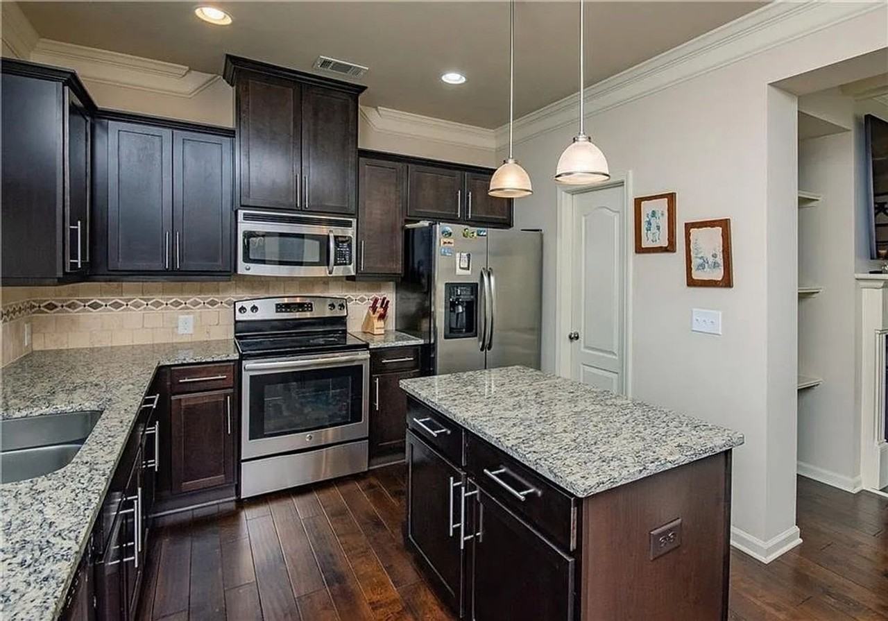 3092 Brockenhurst Dr - Photo 5 of 25