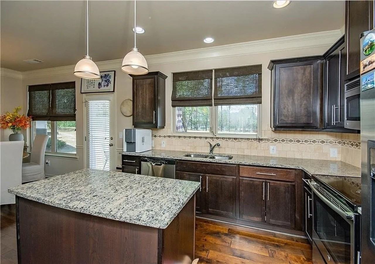 3092 Brockenhurst Dr - Photo 6 of 25
