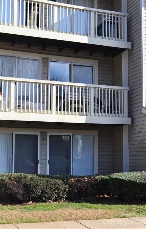 1649 Arlyn Cir - Photo 5 of 33