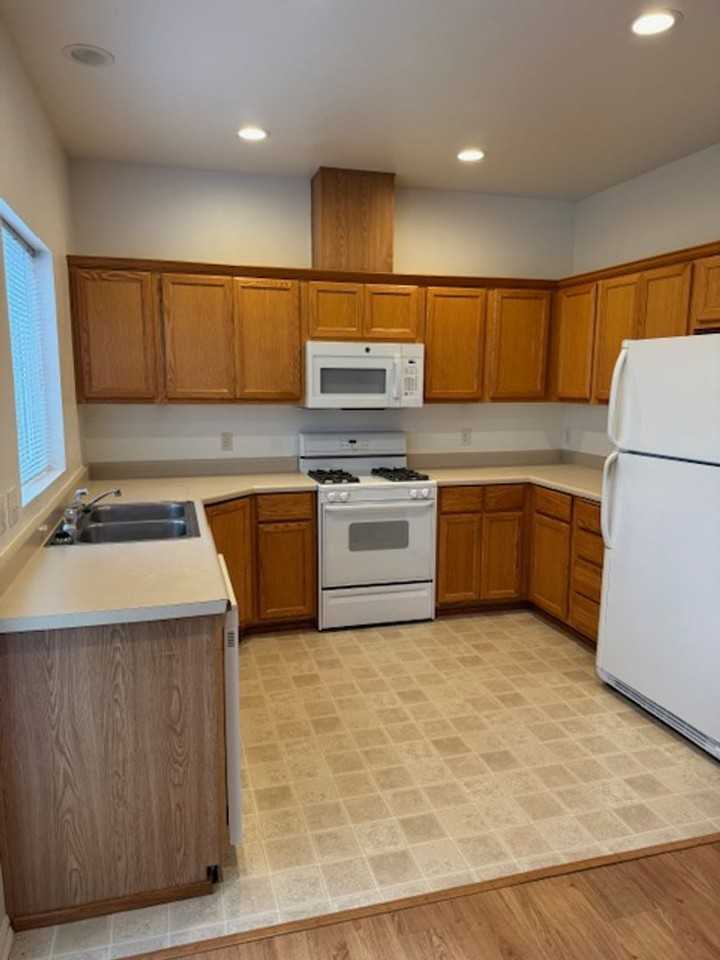 1643 Hamlet Ln - Photo 6 of 18