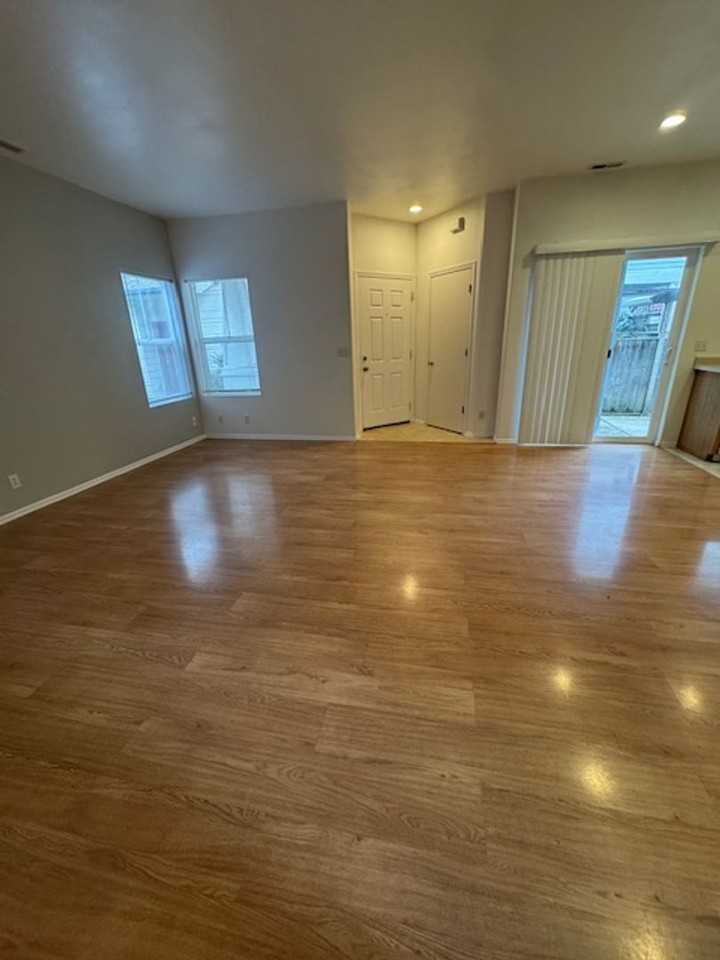 1643 Hamlet Ln - Photo 7 of 18