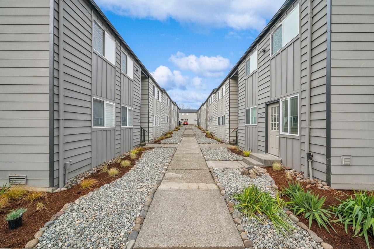 The 1800 Place Apartments - Photo 2 of 2