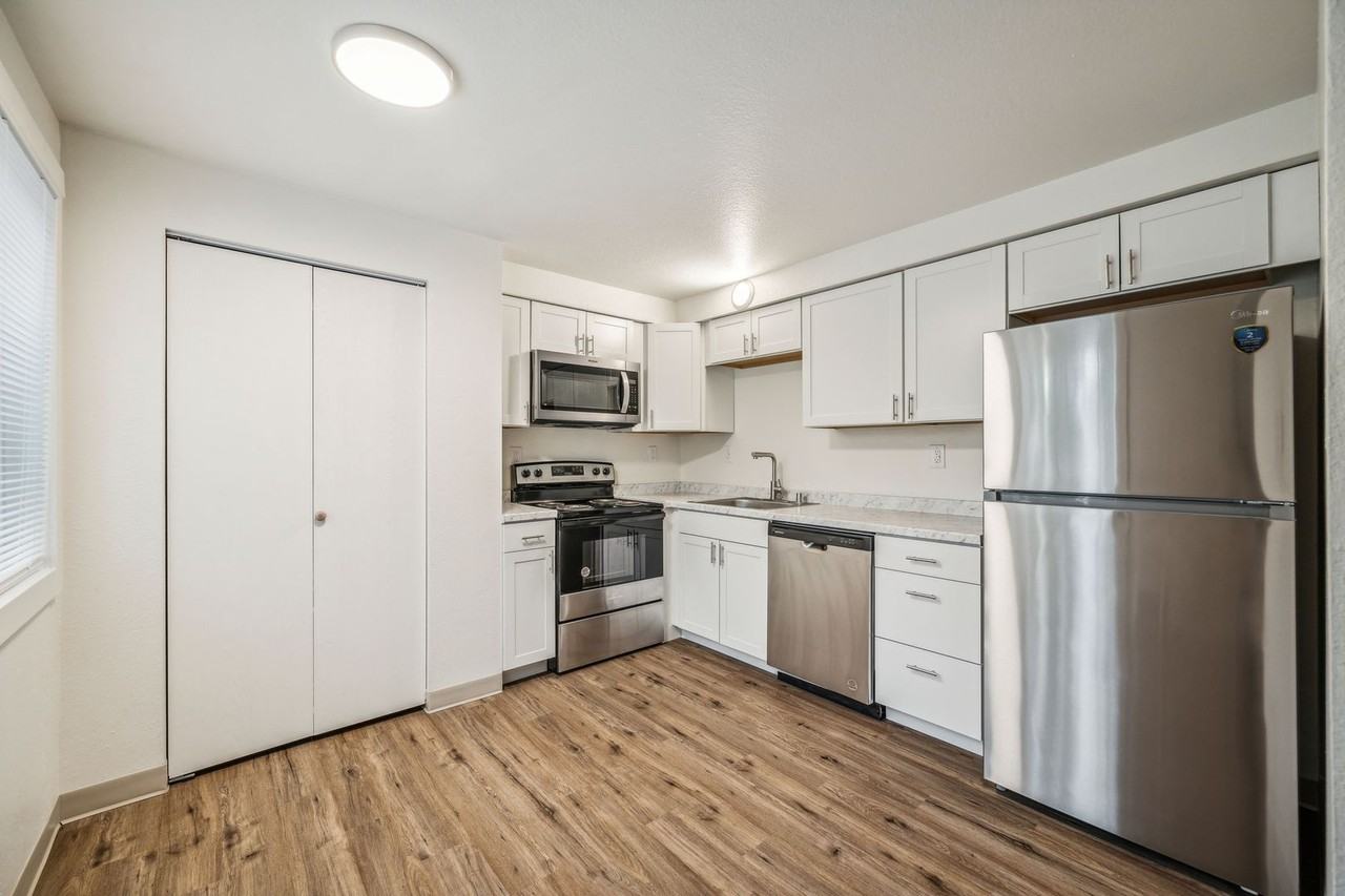 The 1800 Place Apartments - Photo 3 of 27