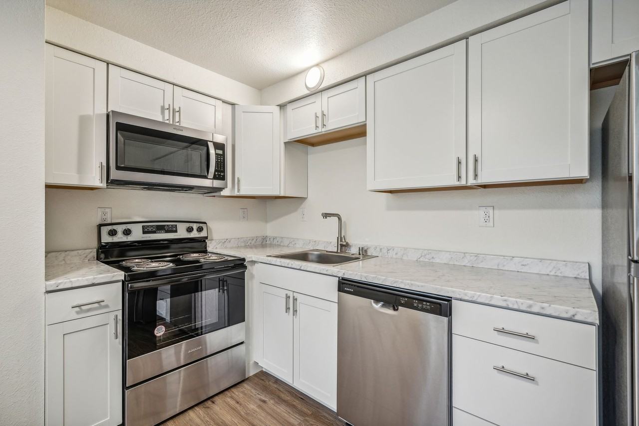 The 1800 Place Apartments - Photo 4 of 27