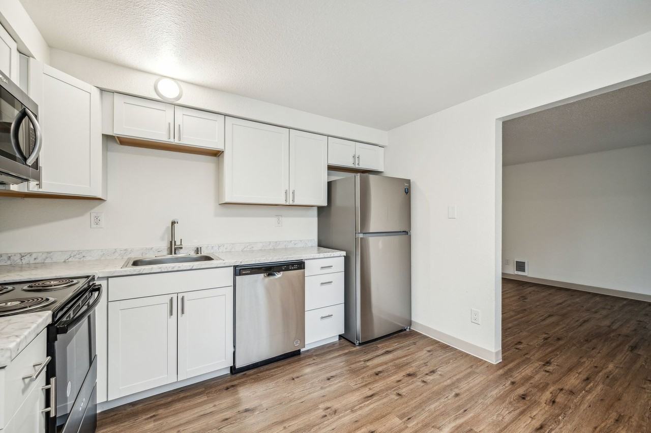 The 1800 Place Apartments - Photo 5 of 27