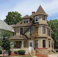 featured image of 301 N Pinckney St