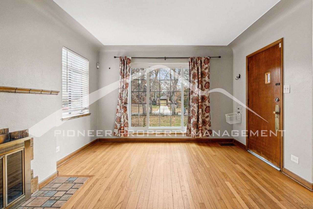 2050 S Adams St - Photo 3 of 24