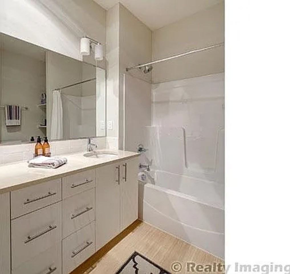 Axis PDX Apartments - Photo 7 of 8