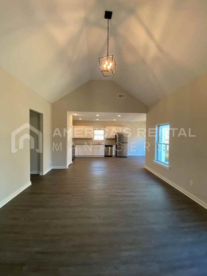 308 Lakewood Ln - Photo 3 of 34