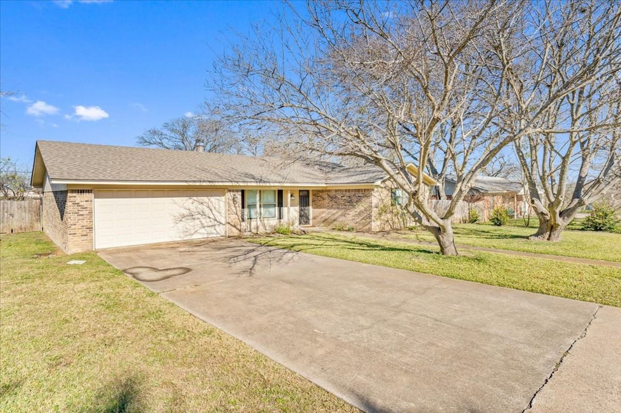209 Alamosa Dr - Photo 2 of 25