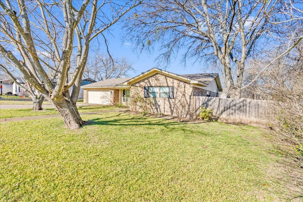 209 Alamosa Dr - Photo 3 of 25