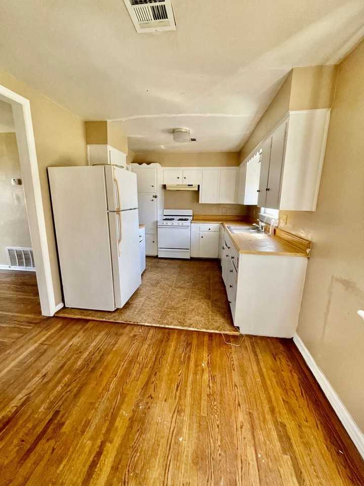 830 E 52nd Pl N - Photo 4 of 10