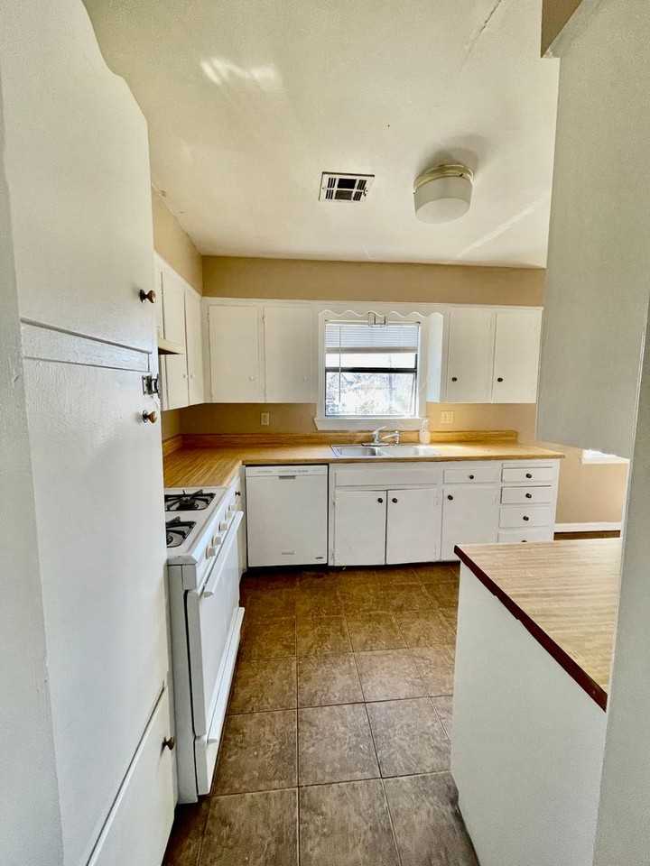 830 E 52nd Pl N - Photo 5 of 10