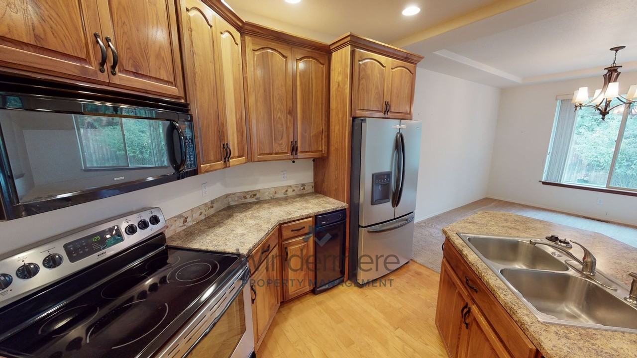 136 Costello Pl - Photo 5 of 30