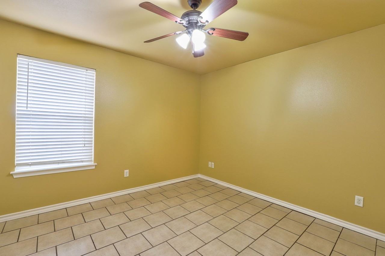 1227 E 18th St - Photo 3 of 7