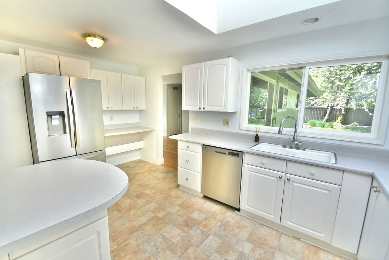 215 163rd Pl Se - Photo 6 of 21