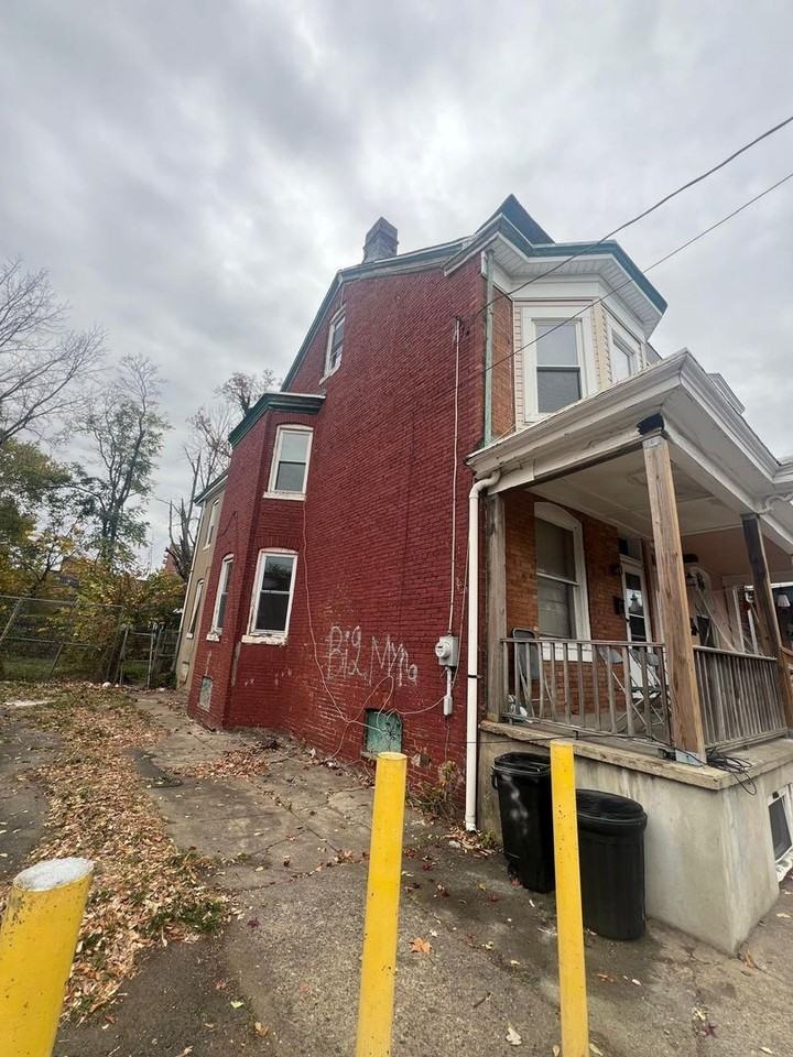 441 W Hanover St - Photo 2 of 25