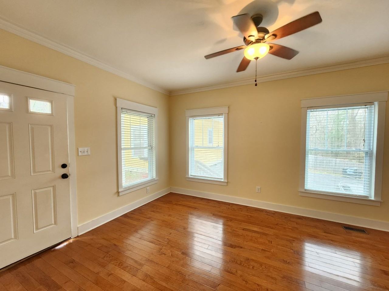 129 Aurora Dr - Photo 4 of 19