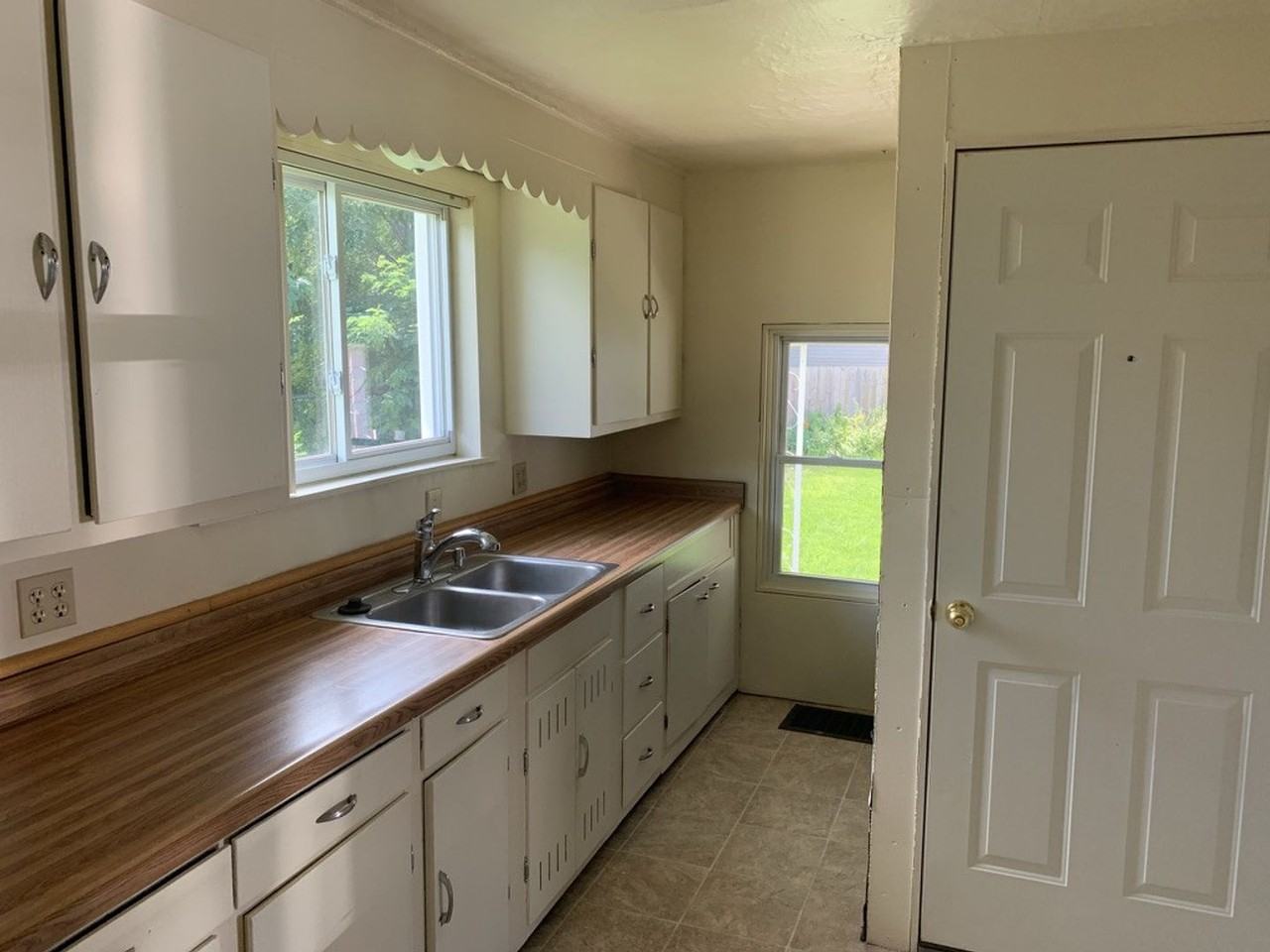 1514 Bluff St - Photo 3 of 13