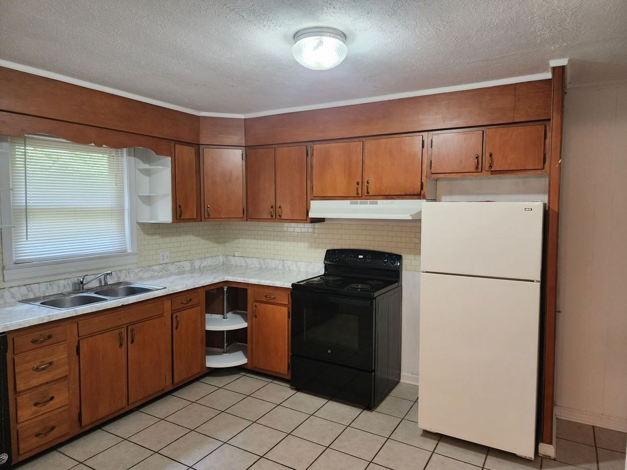 302 Potter Dr - Photo 2 of 15