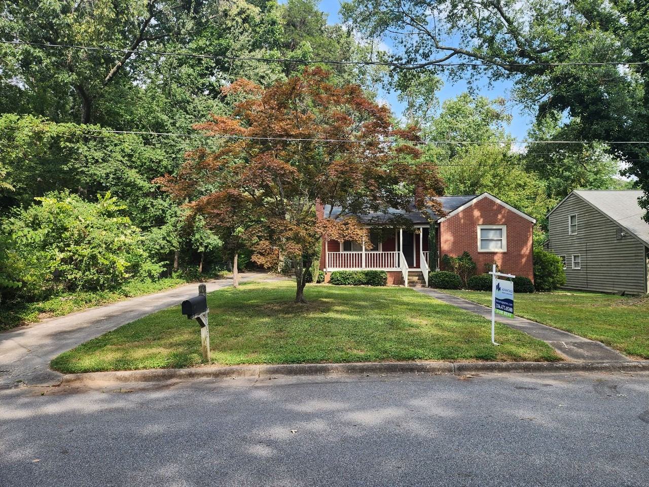 302 Potter Dr - Photo 4 of 15