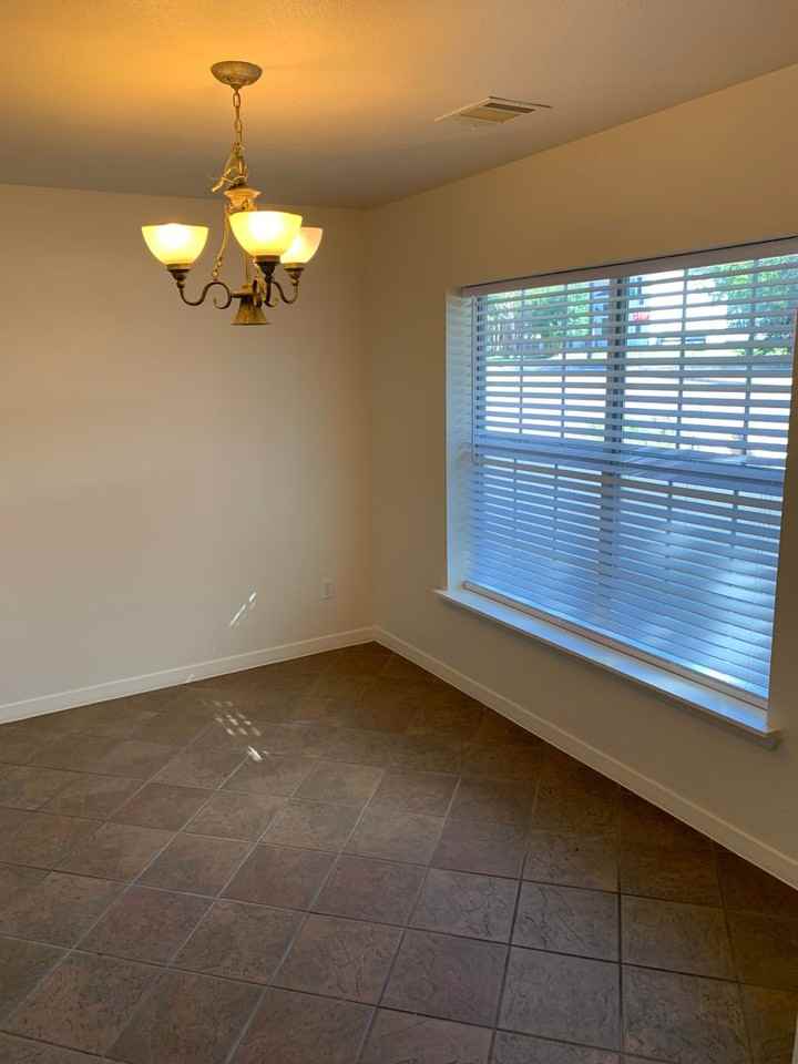 903 W 10th St - Photo 3 of 20