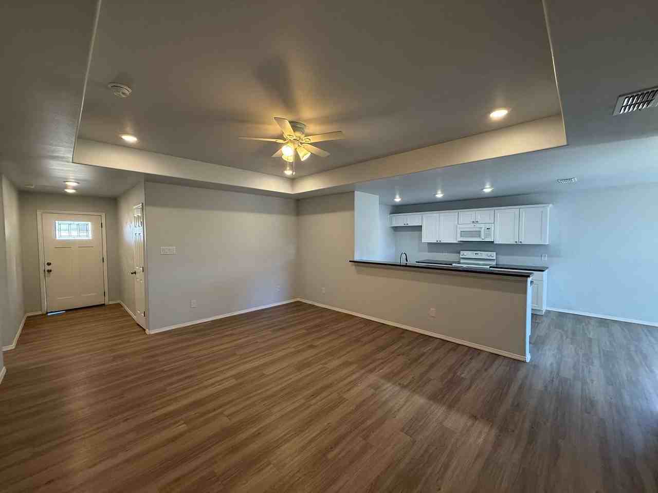 8429 10th Pl - Photo 5 of 36