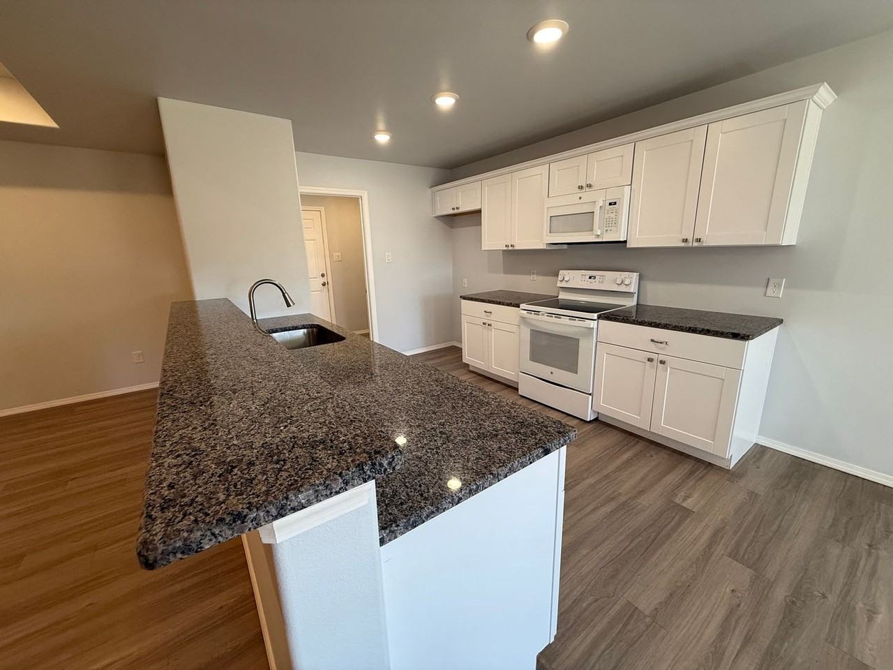 8429 10th Pl - Photo 6 of 36