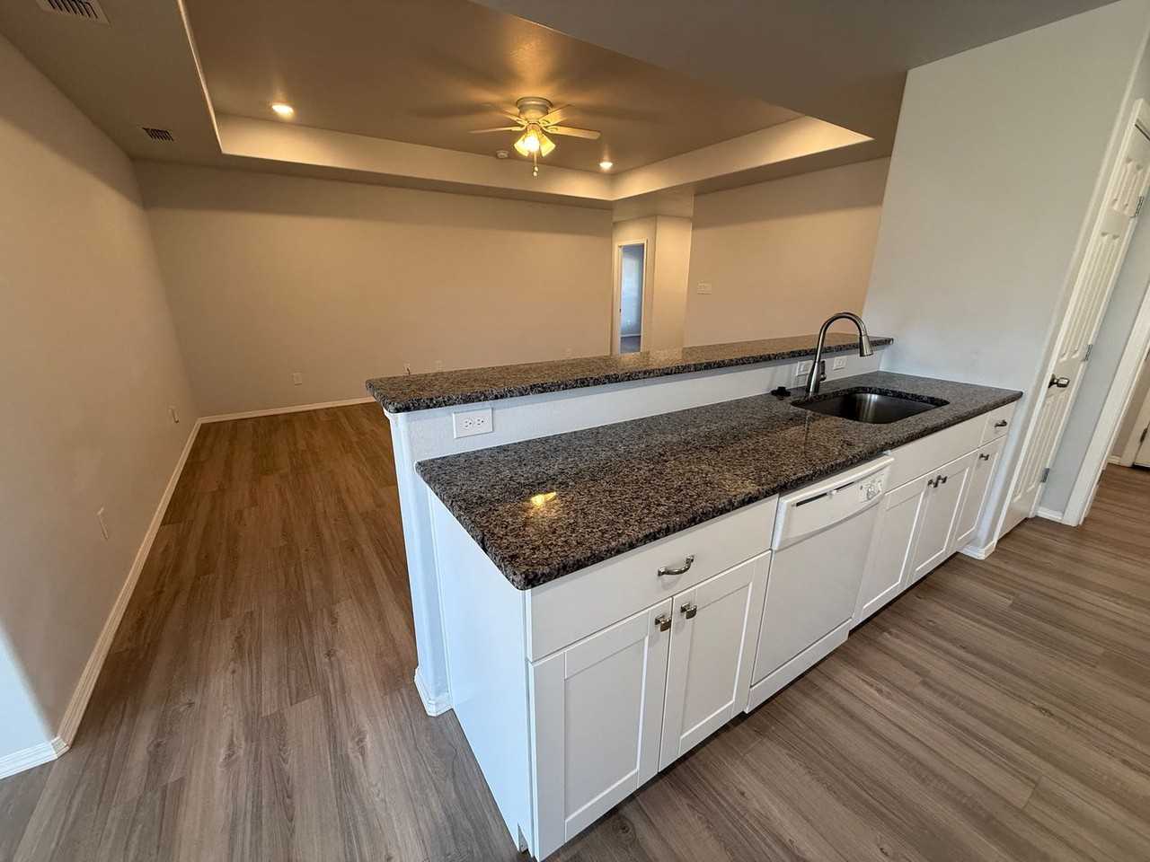 8429 10th Pl - Photo 7 of 36